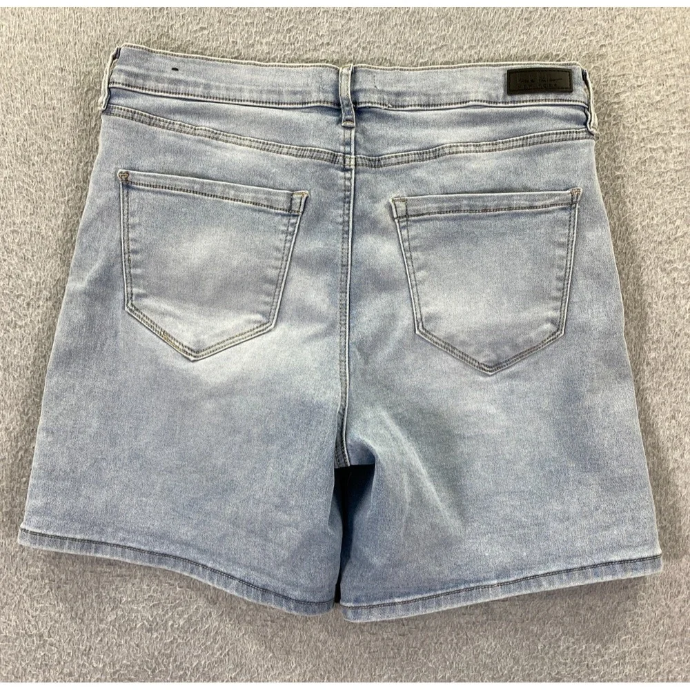 Nicole Miller Shorts Women's Size 10 Blue Light Wash SOHO High Rise Bermuda